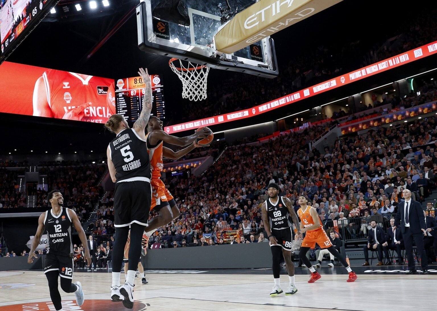 «Партизан» принимает «Валенсию» на пике лучшей серии в Евролиге Баскетболист «Партизана» блокирует бросок игрока «Валенсии» у кольца в матче Евролиги