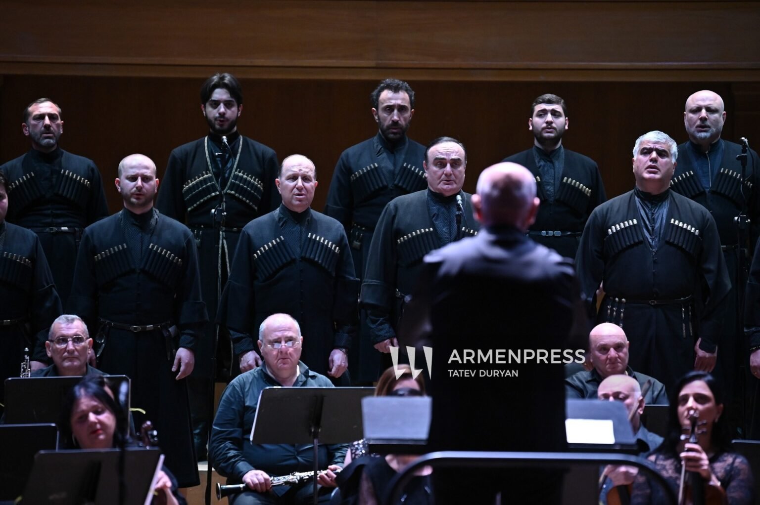 «Музыкальный Батуми» в Армении: грузинские артисты выступают в Ереване и Ванадзоре Грузинский хор в традиционных чохах выступает в сопровождении оркестра на гала-концерте в рамках Дней культуры Аджарии в Ереване