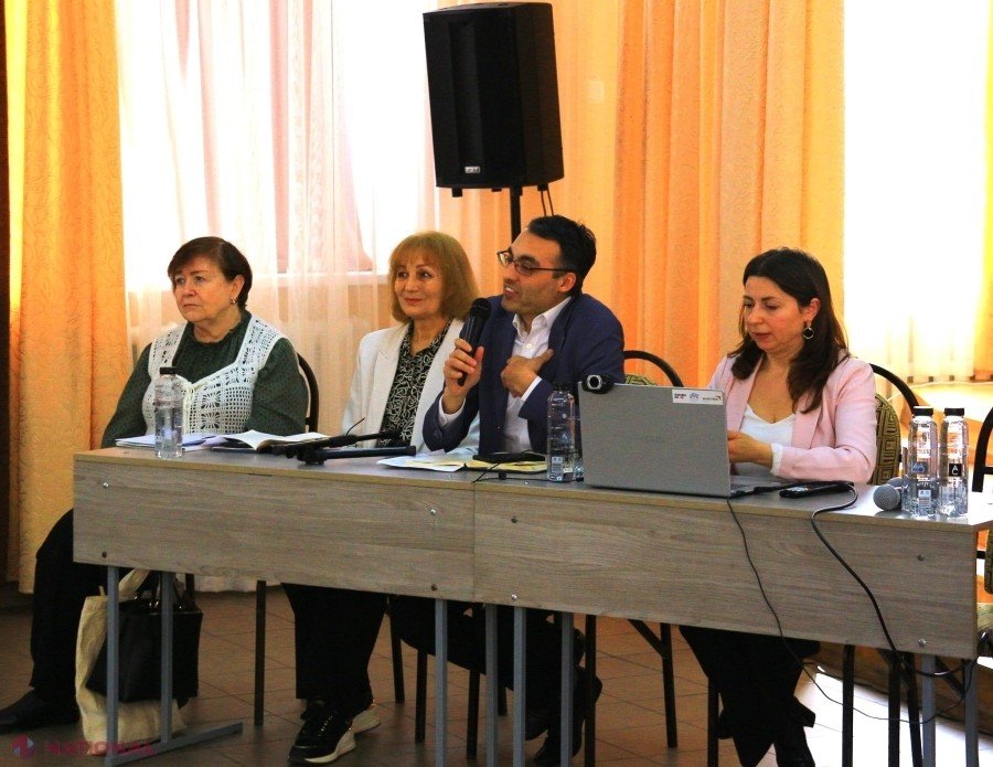 Панель спикеров на обсуждении программы многоязычного образования в Бельцах