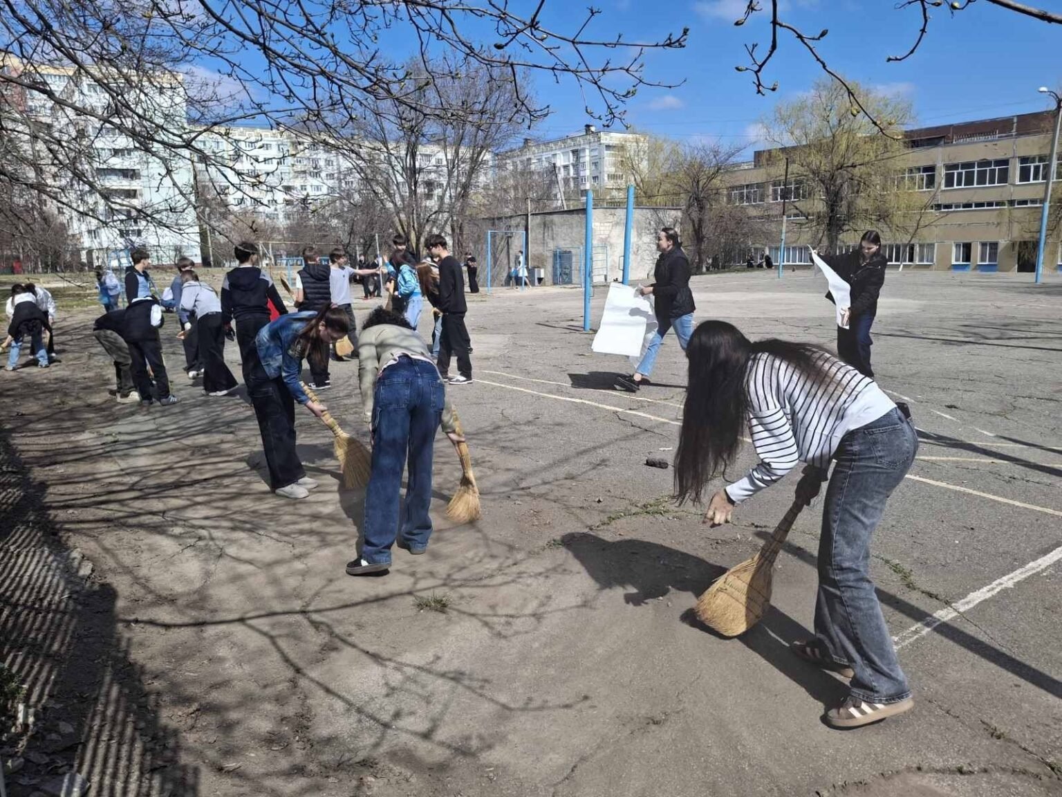 60 000 учеников вышли на субботник вместо уроков в Кишинёве Школьники с мётлами убирают двор школы в Кишинёве во время субботника
