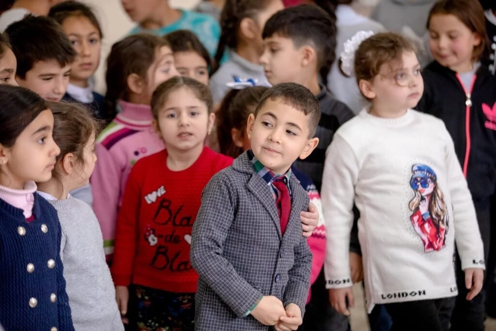 Армения переосмысливает образование на конференции MindX Школьники на занятии в армянской школе