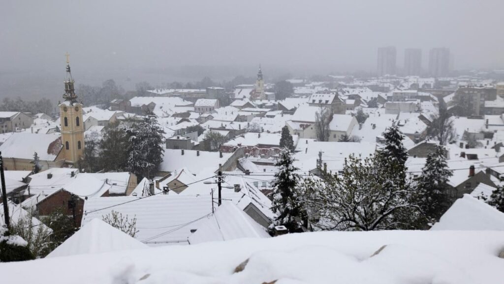 Снег и холод вернулись в Сербию: до 33 см на горах Панорама сербского города, засыпанного снегом — крыши домов и церковные колокольни в зимнем пейзаже