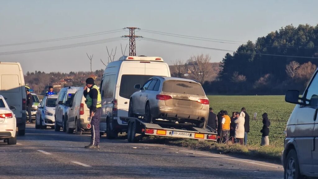 Град и ливень парализовали «Хемус»: трое пострадавших, ребёнок в больнице Аварийные службы работают на месте цепного ДТП на автомагистрали «Хемус» у Шумена: повреждённый автомобиль загружают на эвакуатор