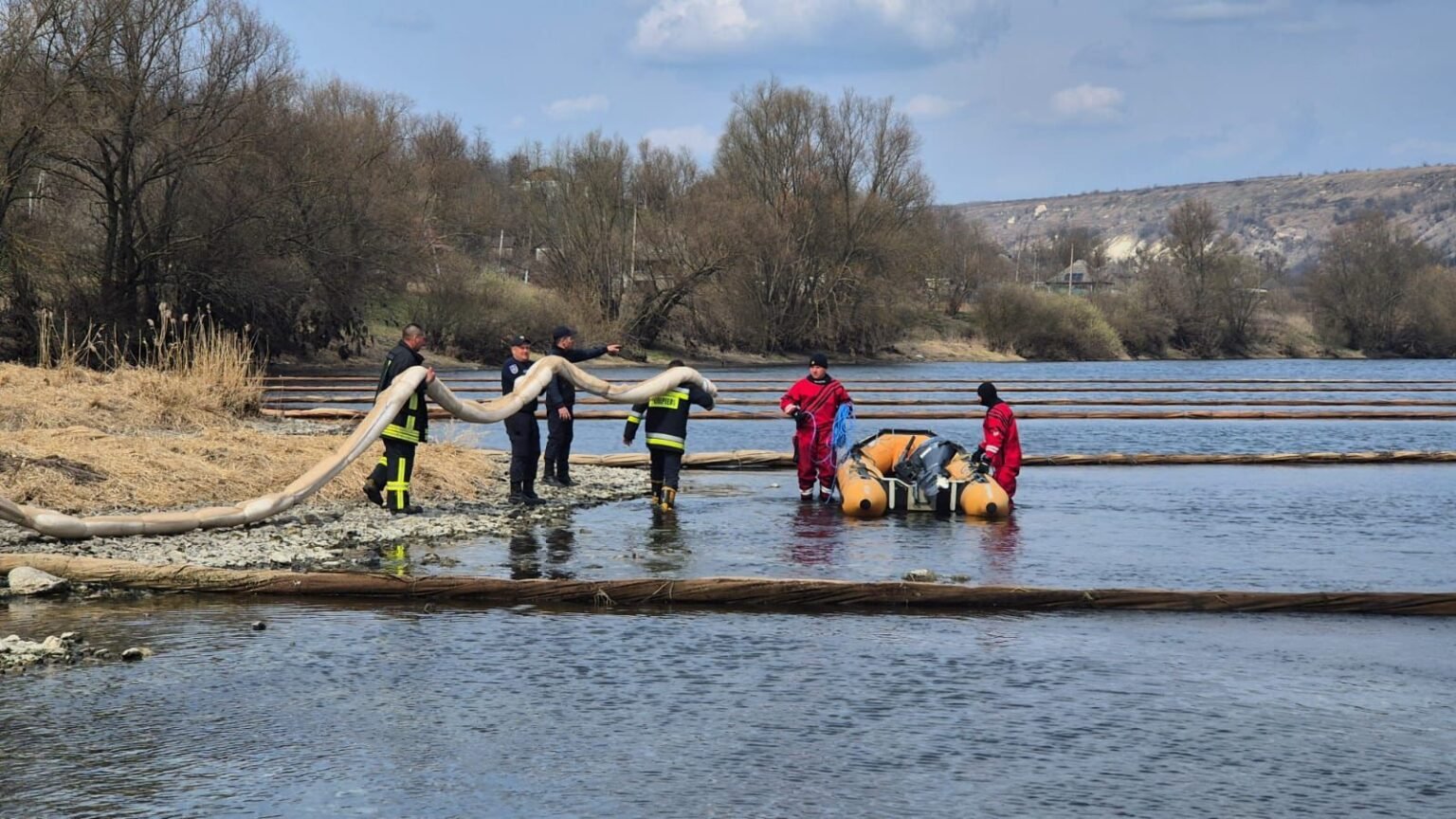 Очистка Днестра продлится ещё три недели Спасатели и пожарные проводят работы по очистке Днестра от нефтепродуктов с помощью шлангов и надувной лодки