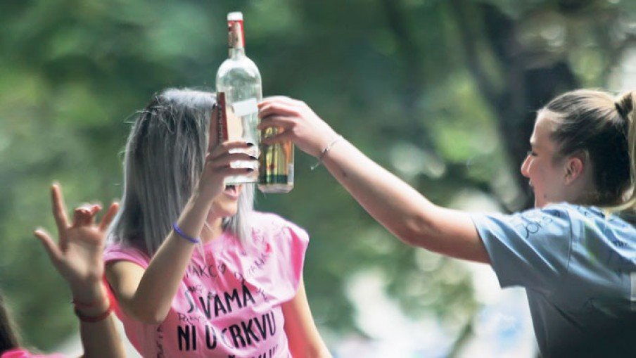 Треть сербских старшеклассников злоупотребляет алкоголем Сербские старшеклассницы с бутылкой алкоголя на улице во время празднования окончания школы