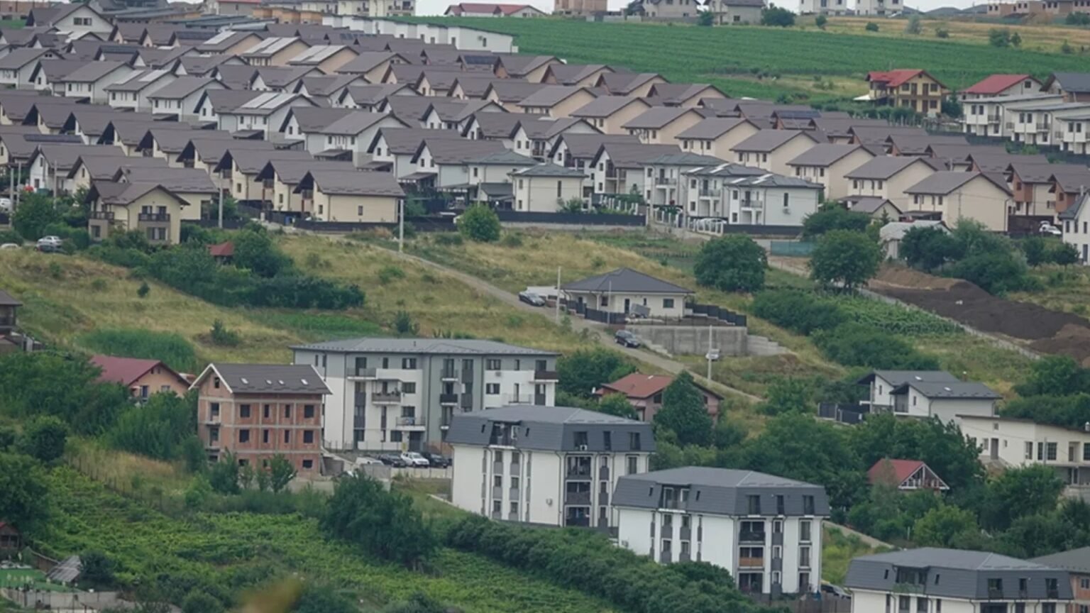 Жилой район в Румынии — панорама новых частных домов и многоквартирных зданий на холме