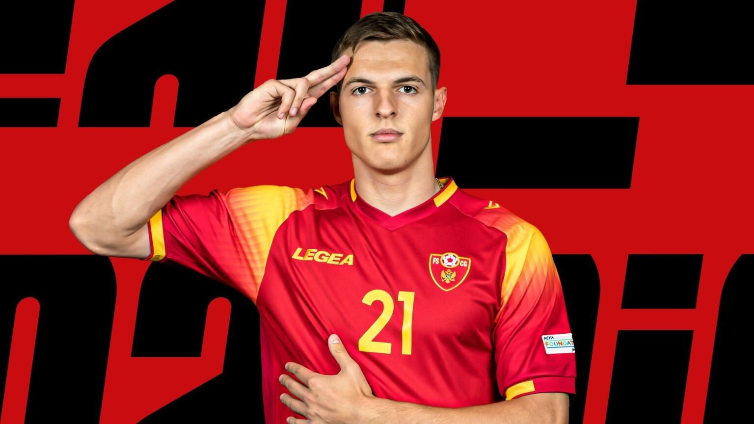 «Милан» подписал 19-летнего Андрея Костича из «Партизана» Андрей Костич в форме сборной Черногории с характерным жестом воинского приветствия