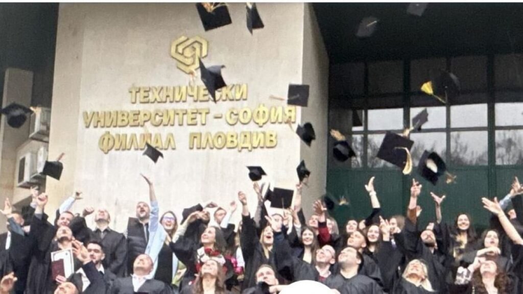 Выпускники Технического университета — филиала Пловдив подбрасывают академические шапочки во время церемонии вручения дипломов