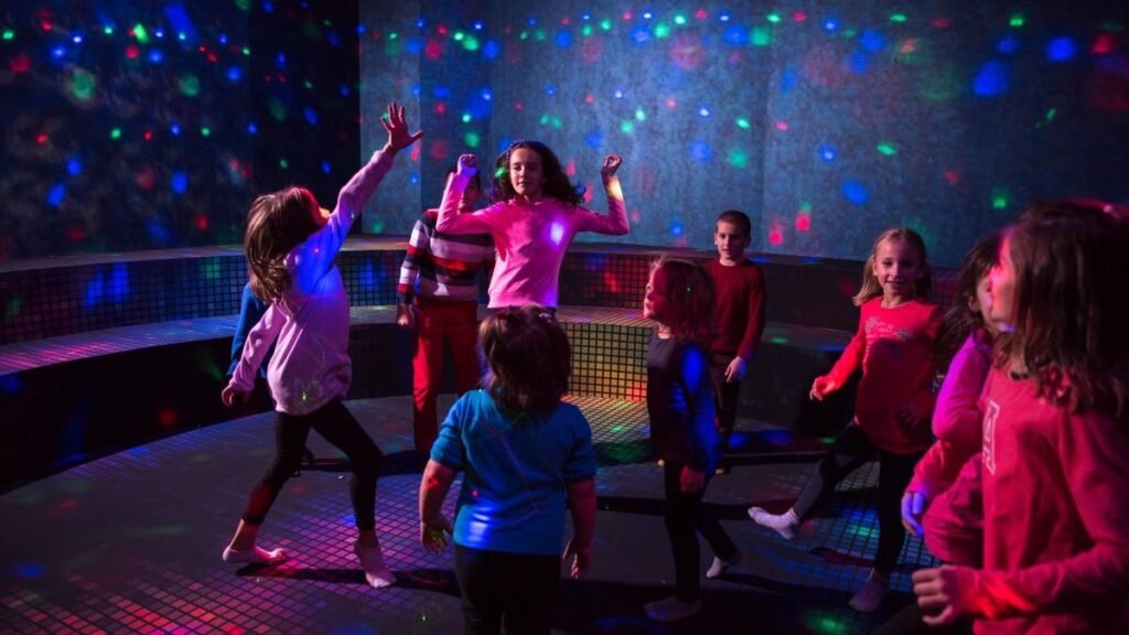 Выпускной в 4-м классе: почему родители в Румынии платят до 1 000 леев Дети танцуют на дискотеке с яркими цветными огнями — типичный формат школьного банкета