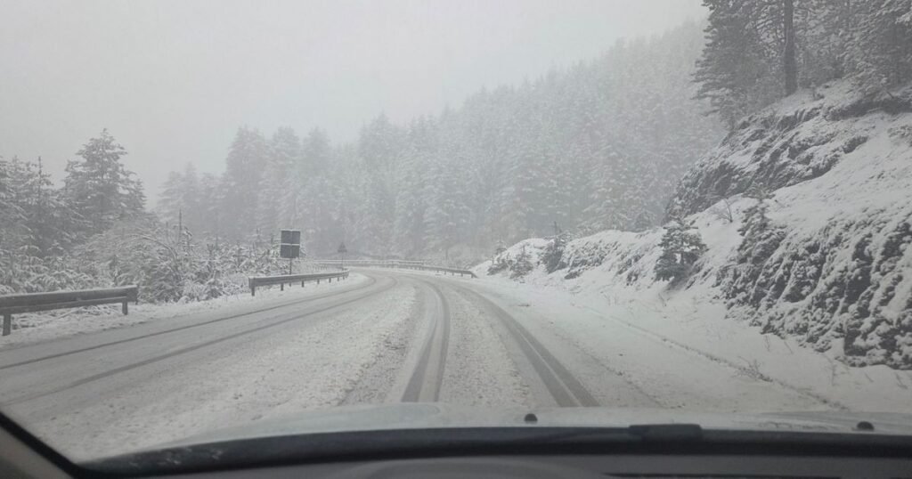 Заснеженная горная дорога в Сербии во время холодного фронта