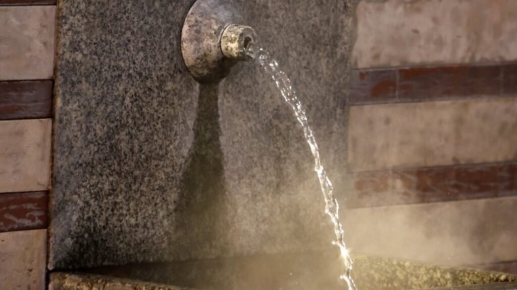 Кочериново требует решить хронический кризис водоснабжения Вода течёт из каменного крана — символ водного кризиса в общине Кочериново