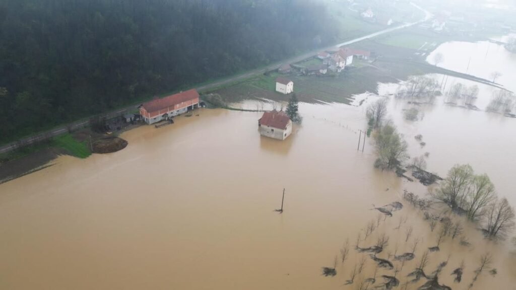 Сербия: после четырёх дней дождей температура подскочит на 15 °C Затопленные дома и сельскохозяйственные угодья в Сербии — аэросъёмка последствий обильных дождей в Мачванском округе