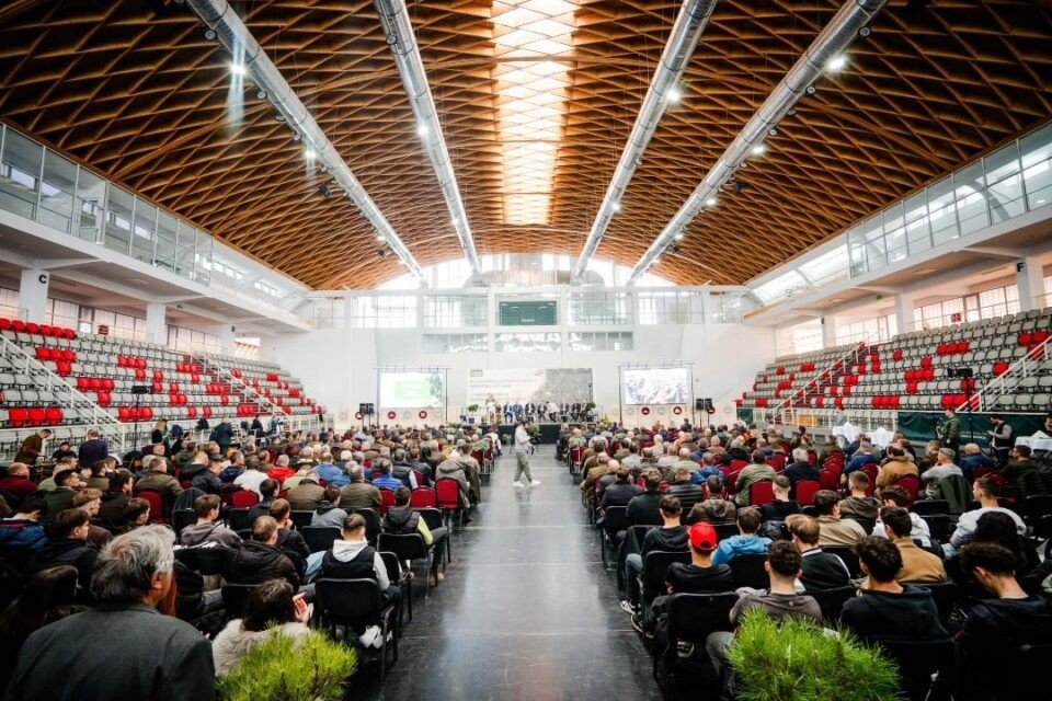 Будущее лесов Румынии обсудили на рекордной конференции Панорамный вид на арену «Erőss Zsolt» в Меркуря-Чук во время IV Конференции администраторов и владельцев лесов