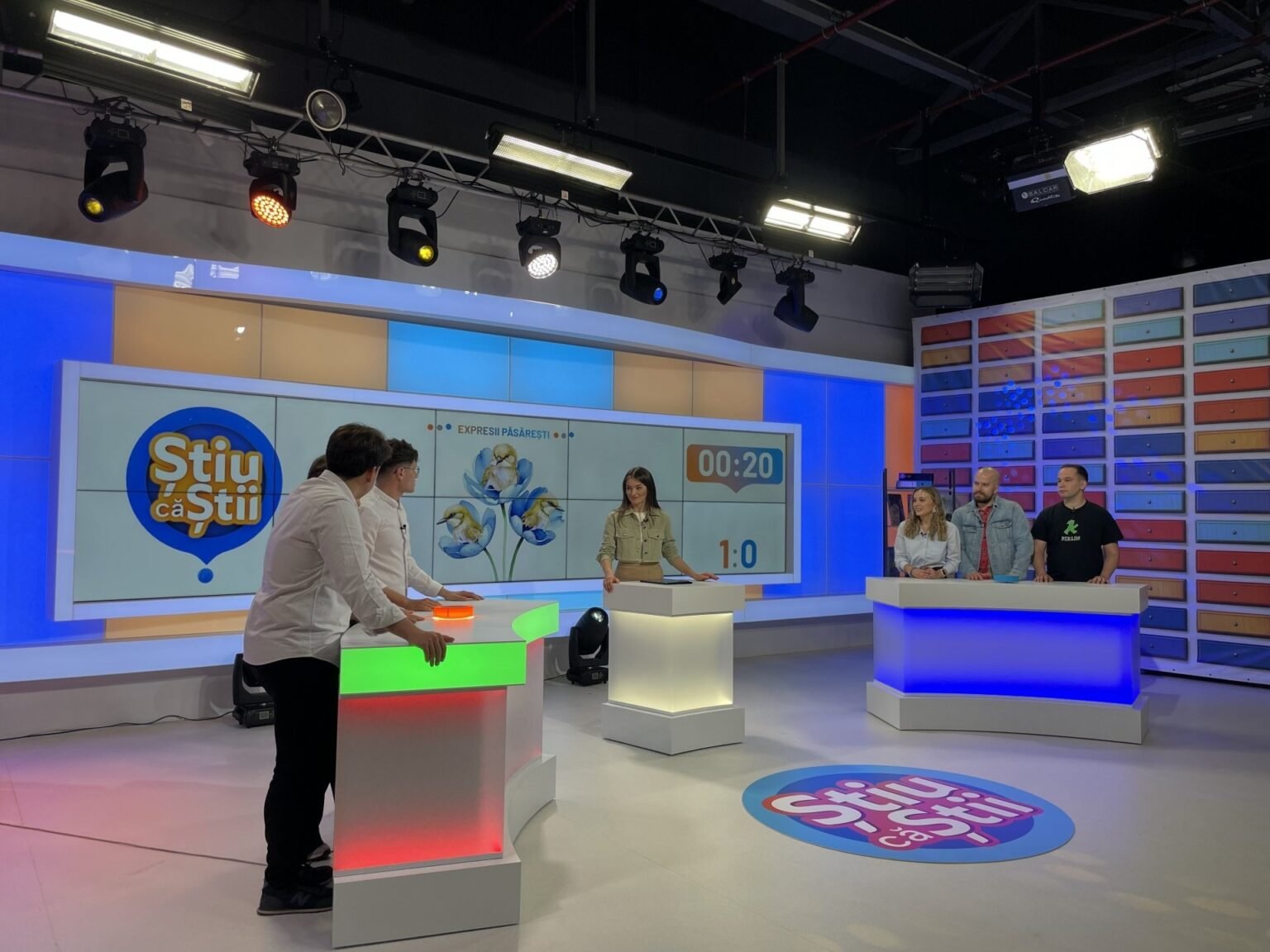 «Știu că știi» возвращается: второй сезон викторины стартует на Jurnal TV Студия телевикторины «Știu că știi» на Jurnal TV с ведущей и участниками