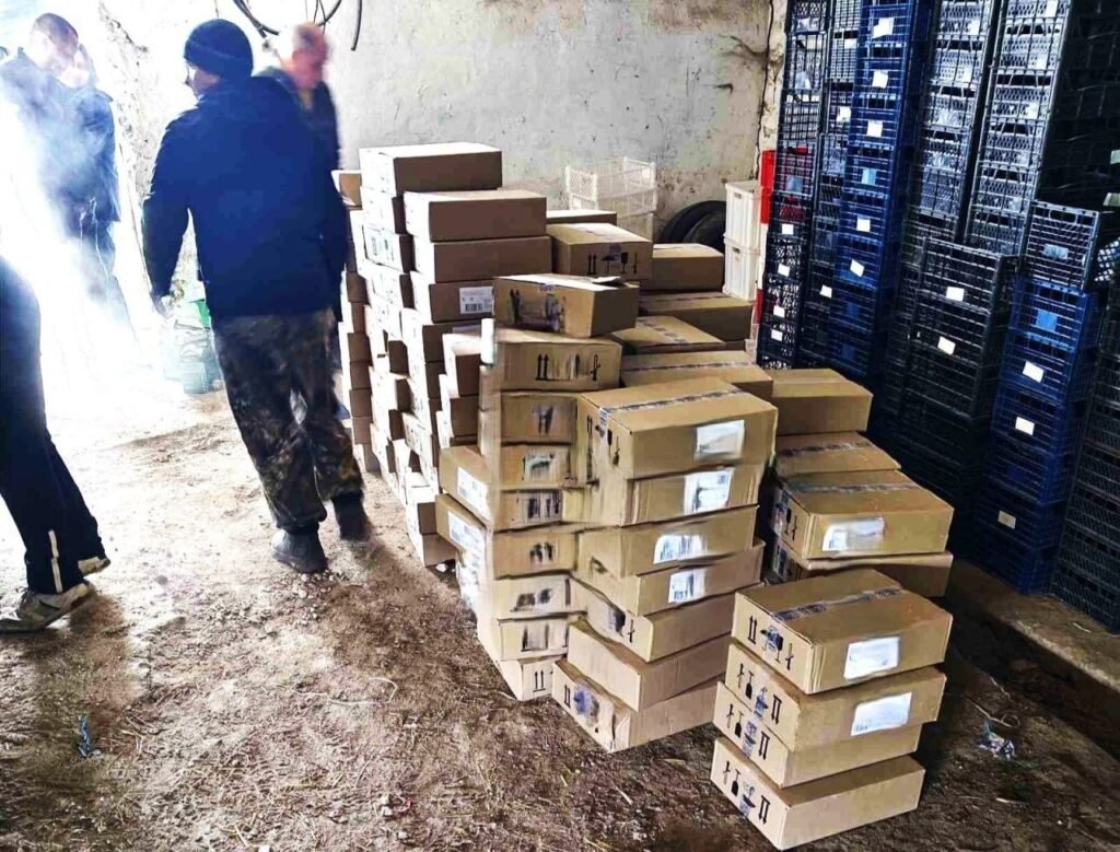 Коробки с конфискованным мороженым на складе во время проверки Агентства по безопасности пищевых продуктов