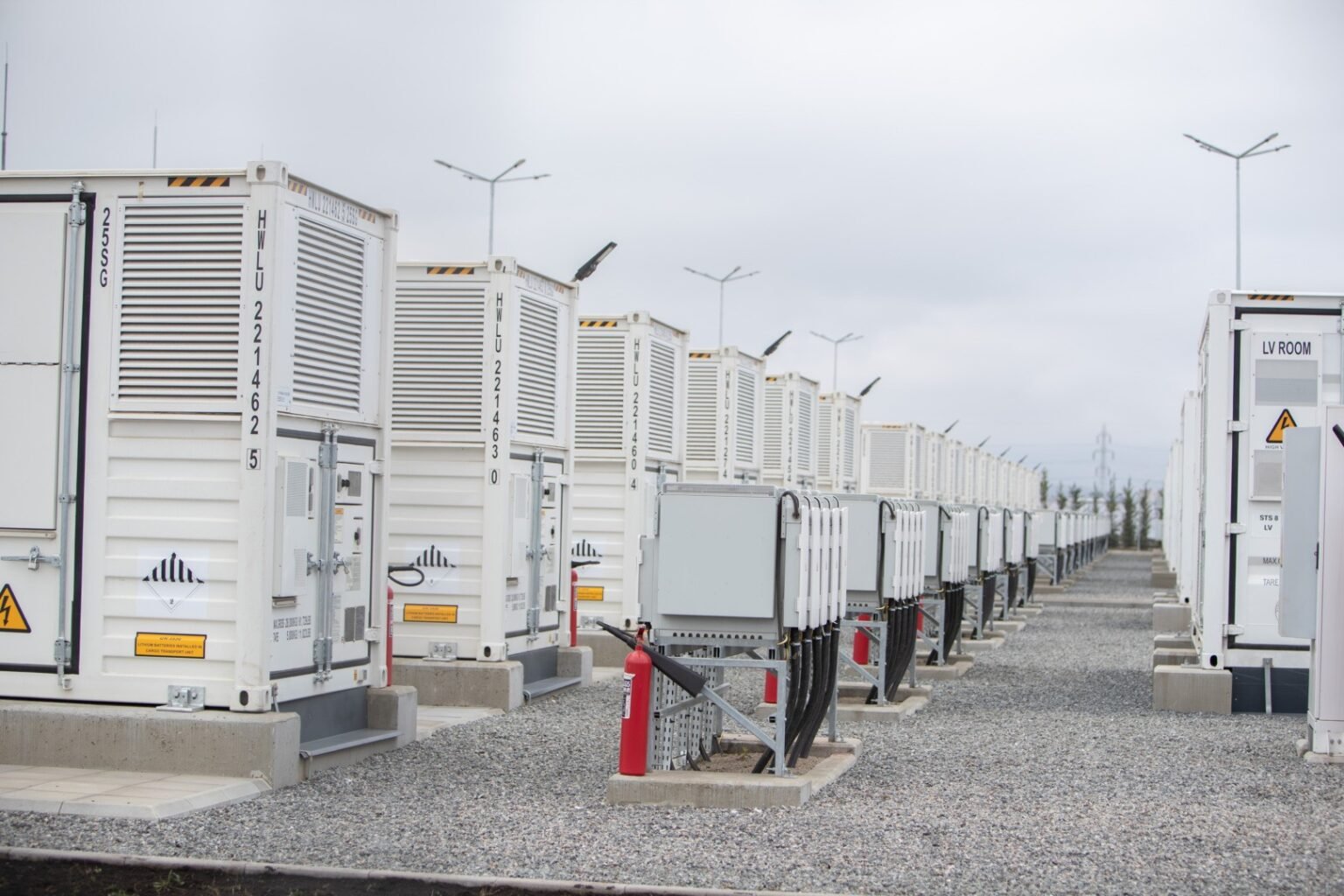 Промышленная площадка с рядами контейнерных модулей системы хранения энергии на батареях в Румынии