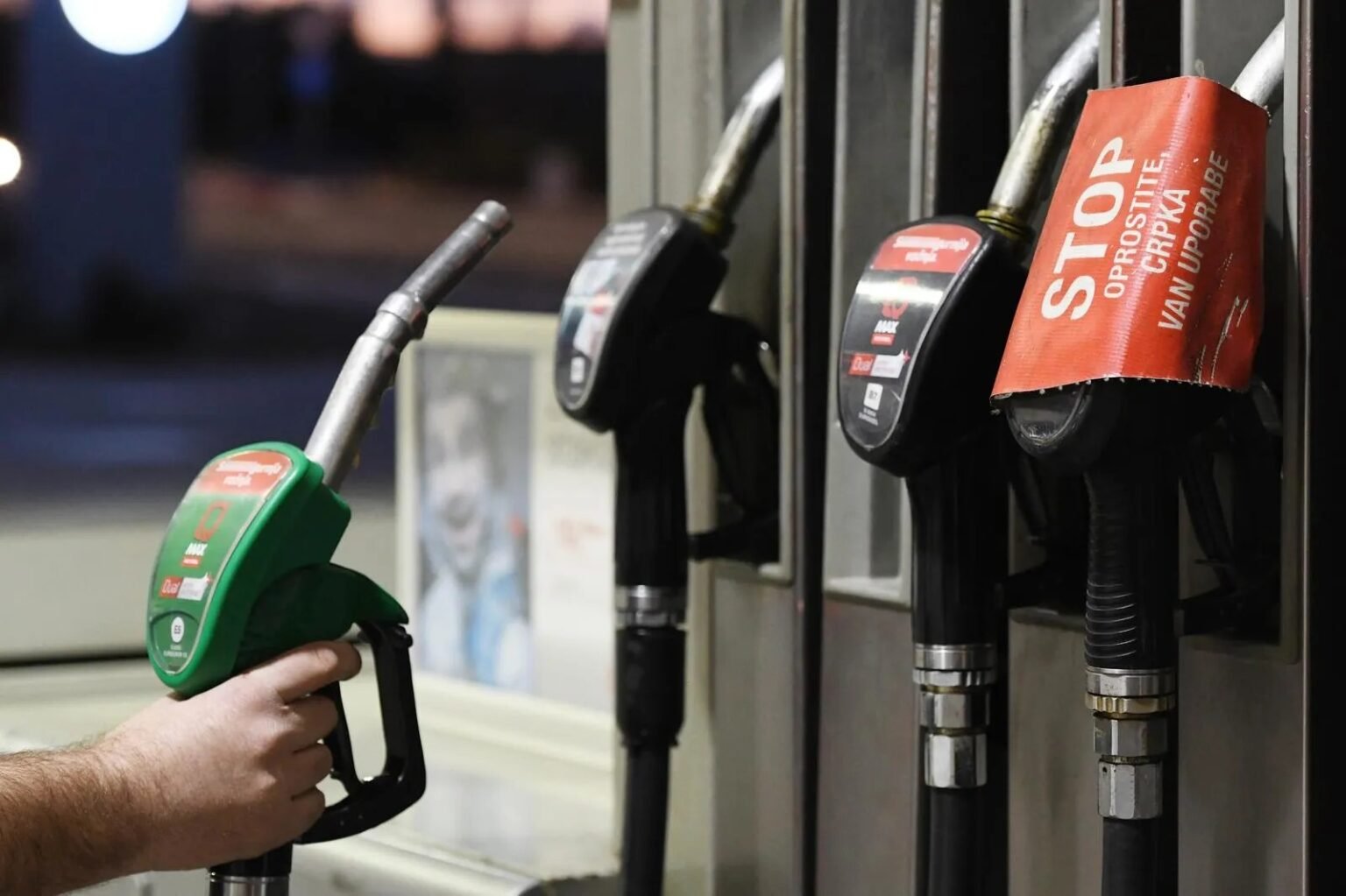 РС ввела потолок маржи на топливо и продукты до июня Топливные пистолеты на заправочной станции с надписью «STOP» на одной из колонок