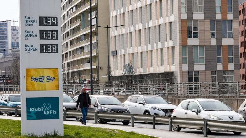 Дизель по €1,67 за литр: Косово в тисках топливного кризиса Табло с ценами на бензин и дизель на автозаправочной станции ExFis в Приштине на фоне городских многоэтажек