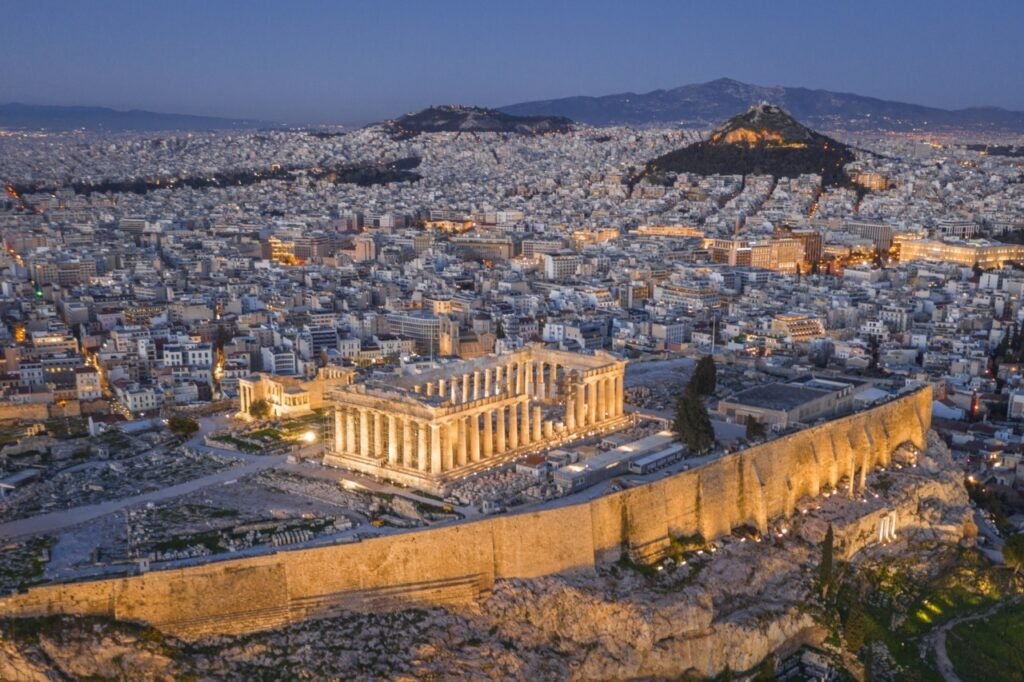 Вид на Акрополь и Афины с высоты птичьего полёта в вечерних огнях