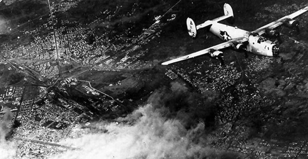 Американский бомбардировщик B-24 Liberator над Софией во время бомбардировки в годы Второй мировой войны, внизу виден дым от взрывов