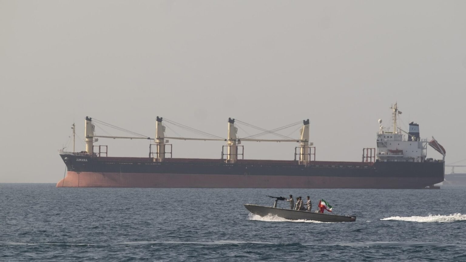 Кризис в Персидском заливе поднял Азербайджан в энергоиерархии Iranian patrol boat with armed personnel passing cargo ship 'Jumana' in strait. Фото: Unknown