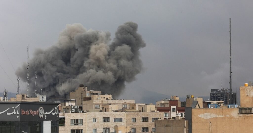 «Красные линии» Тегерана: Иран предупреждает о последствиях для Армении Smoke rising over Iranian city after airstrike, Bank Sepah building visible. Фото: Gdb.rferl.org