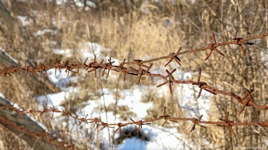 Грозешты: село, разделённое границей, ждёт воссоединения с Европой Ржавая колючая проволока на фоне заснеженного зимнего пейзажа на молдавско-румынской границе — символ разделения села Грозешты