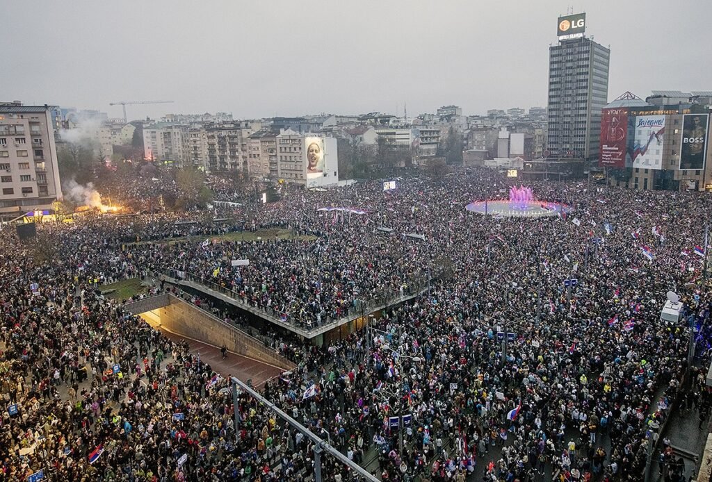 Год после крупнейшего протеста в истории Сербии: что изменилось Массовый митинг на площади в Белграде: сотни тысяч участников протеста 15 марта заполнили площадь, на фоне видна сцена и городские высотки