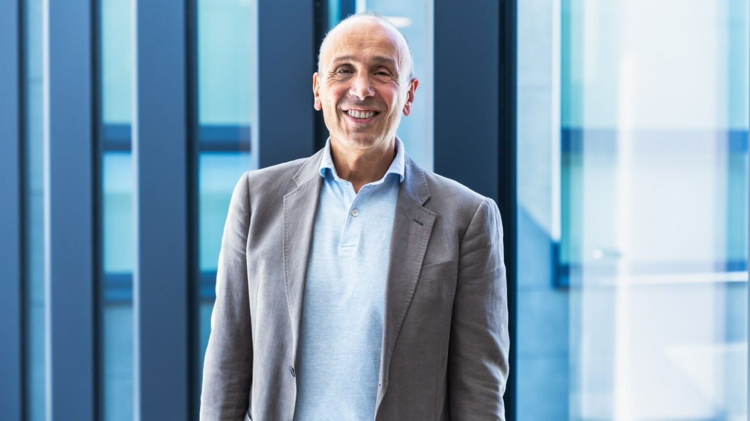 Enayati Hospital запускает госпитализацию для острых нехирургических случаев Доктор Варга Энаяти, основатель Enayati Medical City, в холле медицинского комплекса