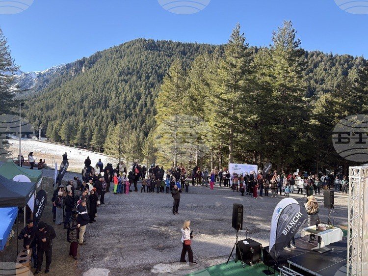 Панорамный вид на открытие зимнего сезона курорта «Мальовица» у подножия хвойных лесов Рилы