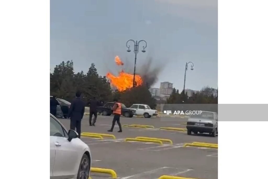 Взрыв и пожар от удара дрона, вид с парковки, люди убегают. Фото: APA Group