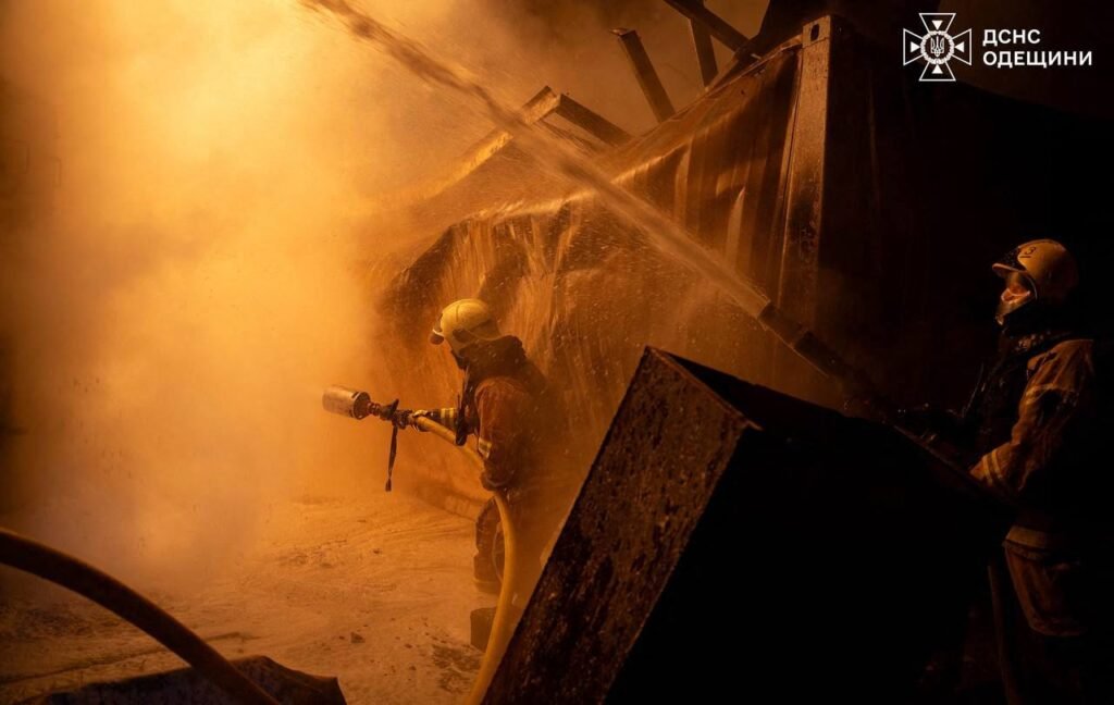 Три сценария удара по Одессе: почему ВСУ строят круговую оборону Firefighters battling blaze at night, dramatic orange flames and smoke, official DSNS Odesa watermark. Фото: ICDS