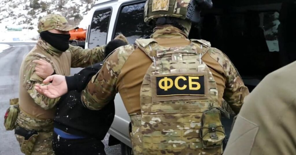 FSB officers arresting a suspect, with ФСБ insignia visible on tactical vest. Фото: Digi24