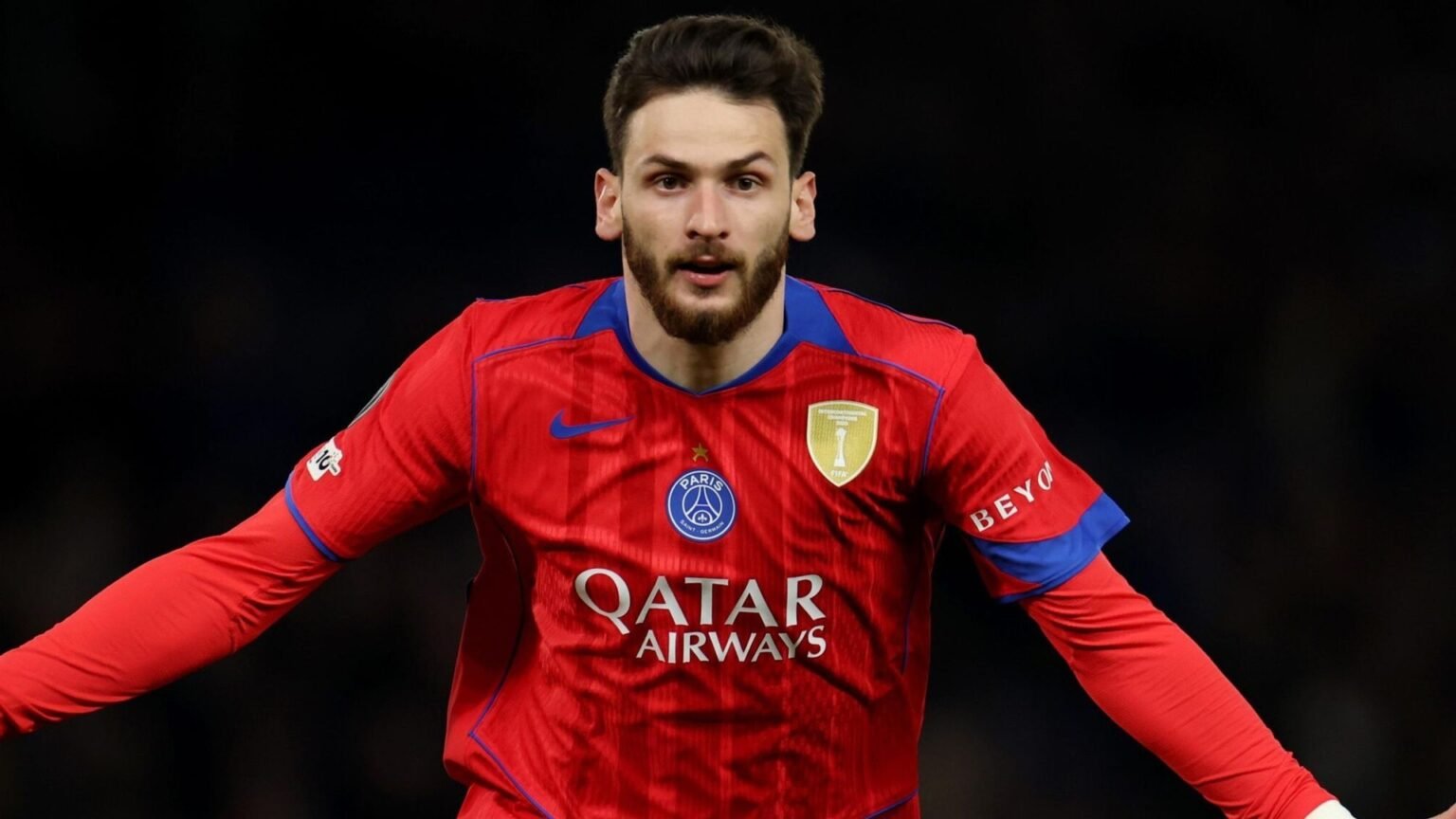 Хвича Кварацхелия в красной выездной форме ПСЖ во время матча Лиги чемпионов