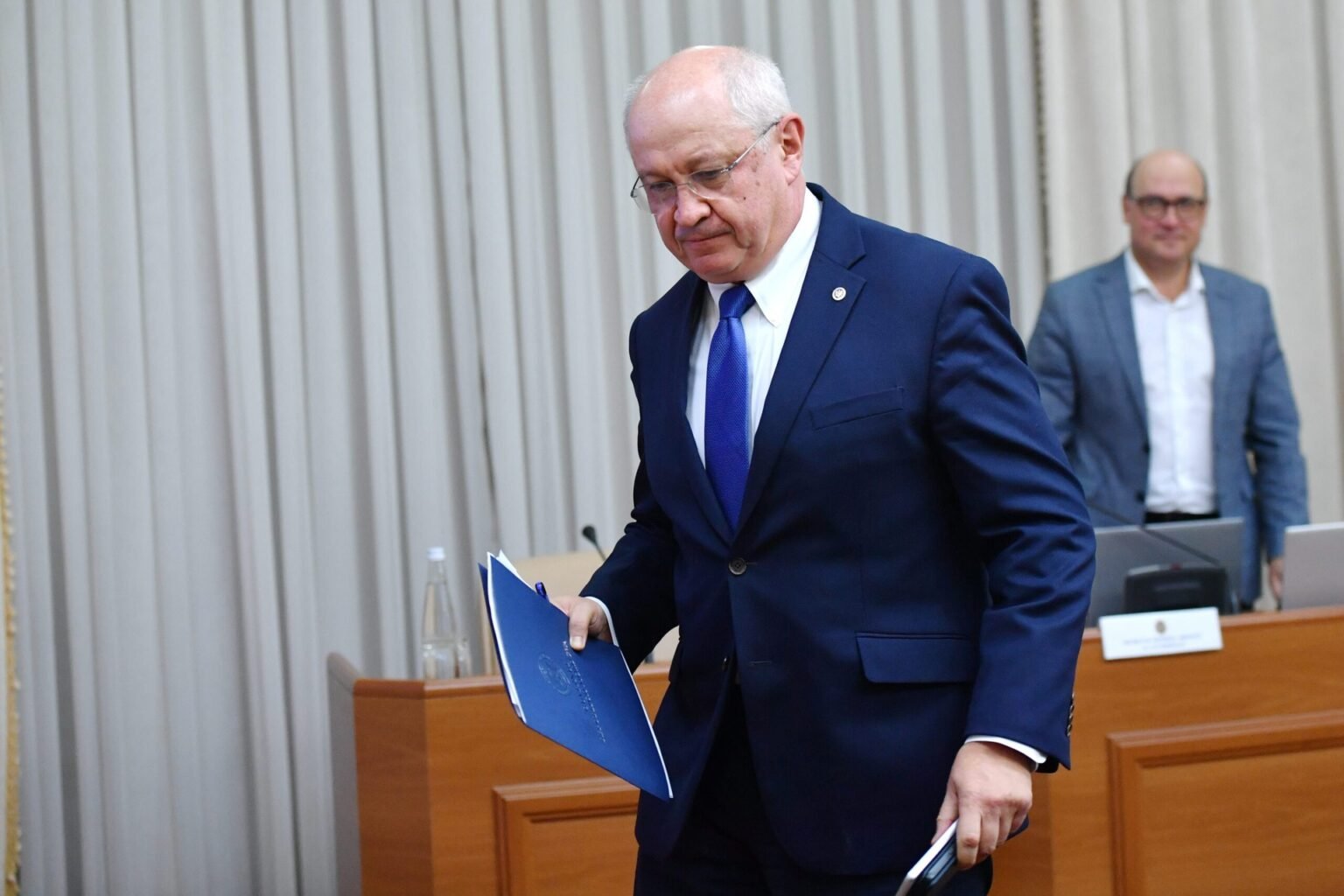 Молдова затягивает пояса: госрасходы режут на фоне топливного кризиса Премьер-министр Александру Мунтяну сидит за столом на заседании правительства с папкой документов в руках