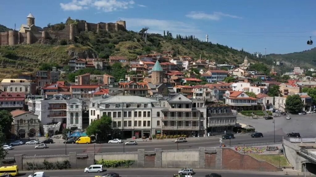 Панорамный вид на старый Тбилиси с крепостью Нарикала на вершине холма