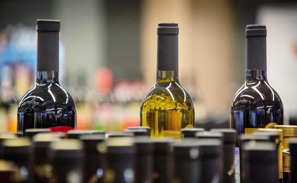 Украина готовит удар по молдавскому вину в ответ на запрет курятины Бутылки молдавского вина — экспорт под угрозой