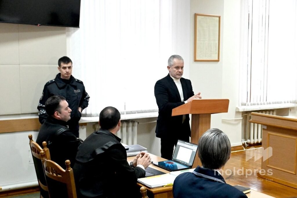 Польский эксперт обвинил PAS в избирательном правосудии Влад Плахотнюк выступает с трибуны в молдавском суде в присутствии полицейских. Фото: Moldpres