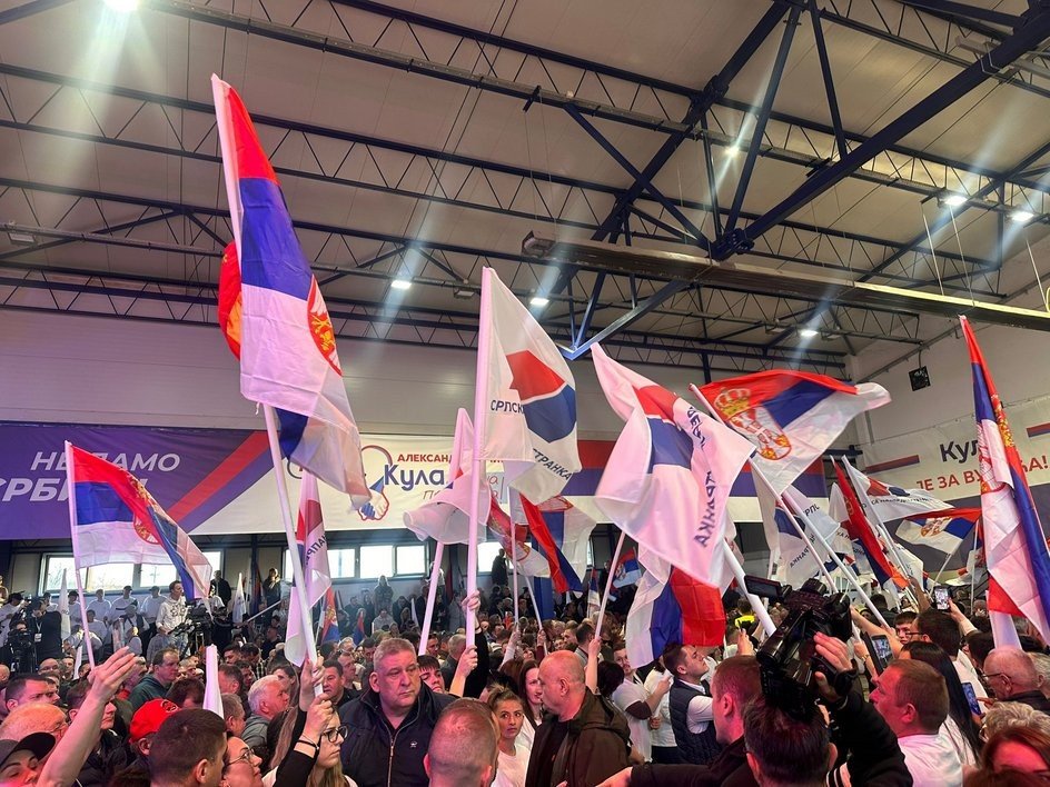 Толпа сторонников на предвыборном митинге в Куле размахивает сербскими флагами и партийными знамёнами