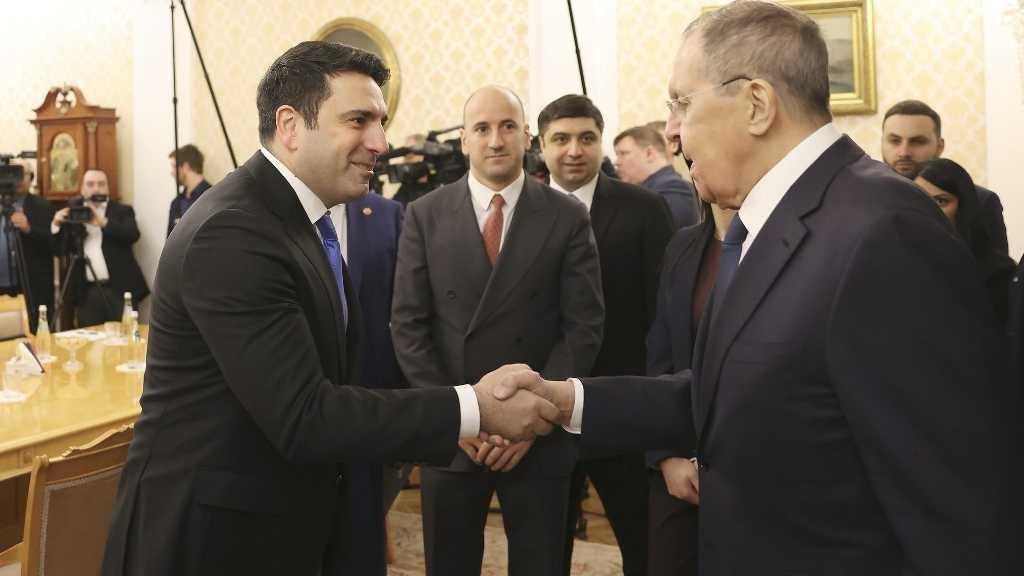 Ален Симонян, председатель Национального собрания Армении, пожимает руку министру иностранных дел России Сергею Лаврову во время двусторонней встречи в Москве. Фото: Russia's Pivot to Asia