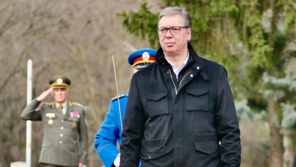 Нейтральность на экспорт: Сербия вооружает чужие войны Президент Сербии Александар Вучич проходит мимо отдающего честь офицера на официальной военной церемонии