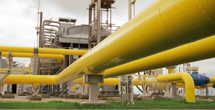 Жёлтые нефтепроводные трубы на промышленном объекте топливного коридора Скопье — Салоники