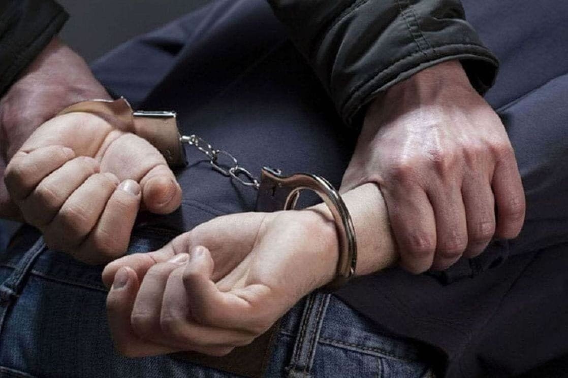 Задержанный в наручниках во время ареста