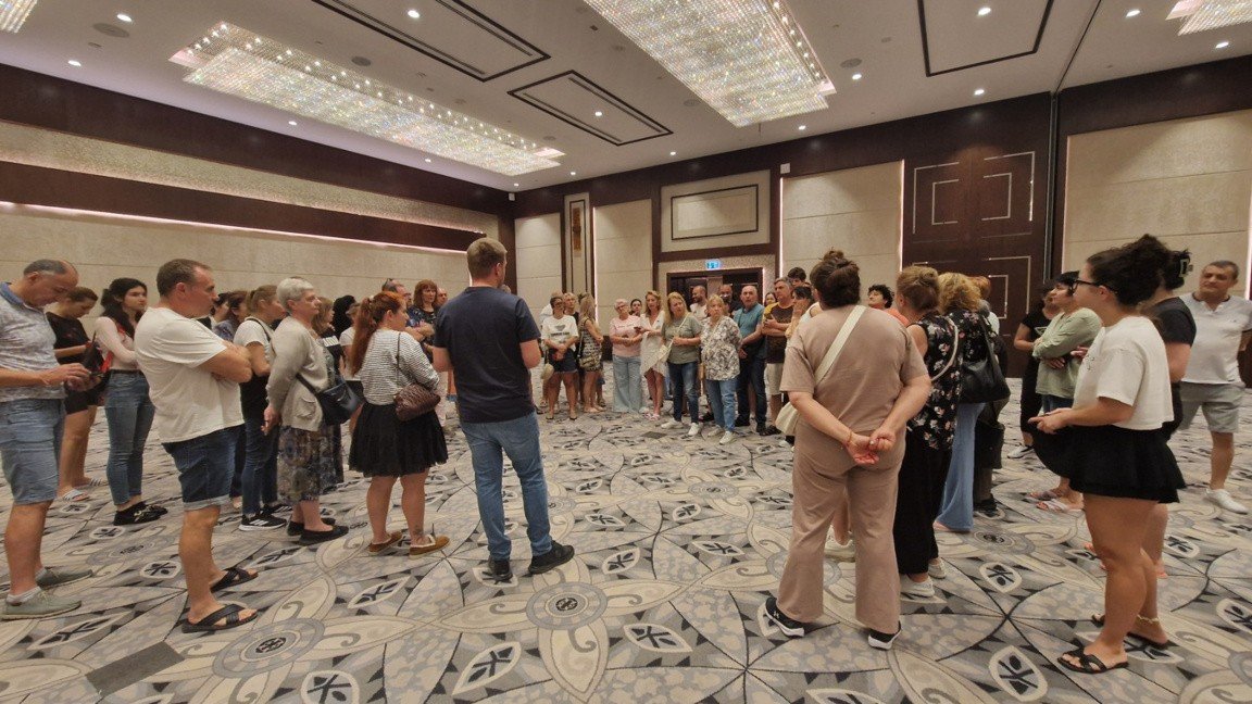 Блокированные болгарские туристы собрались в вестибюле отеля в Дубае в ожидании эвакуации. Фото: Flagman.bg