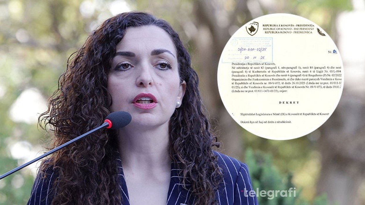 Президент Косово Вьоса Османи выступает у микрофона, на фоне виден текст указа о роспуске парламента