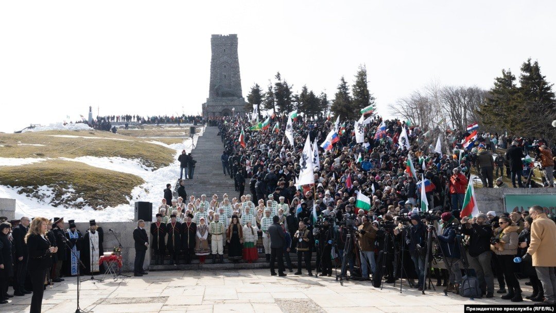 Торжественная церемония у памятника на Шипке: тысячи людей с болгарскими и российскими флагами собрались на празднование Дня освобождения 3 марта. Фото: Свободна Европа
