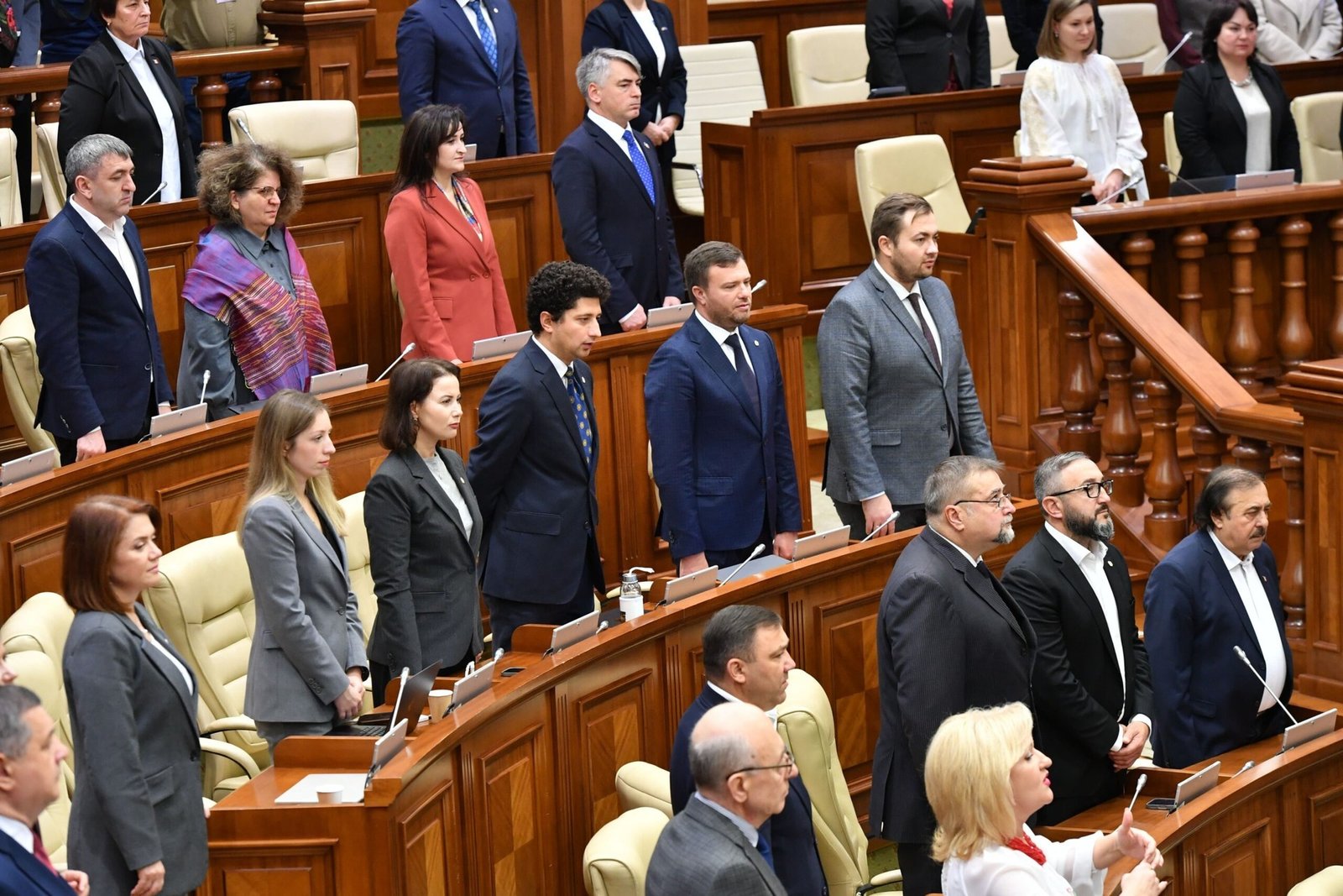 Депутаты фракции PAS стоят во время заседания парламента Молдовы. Фото: Newsmaker.md