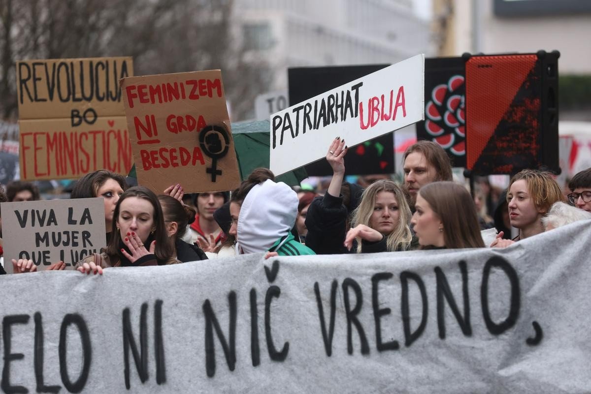 Феминистский марш в Любляне: участницы несут плакаты «Патриархат убивает», «Феминизм — не ругательство», «Революция будет феминистической». Фото: RTV Slovenija