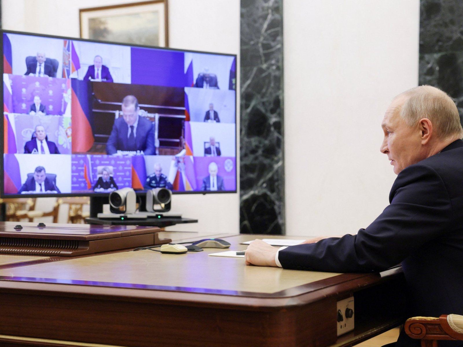 Владимир Путин проводит совещание с членами Совета безопасности по видеосвязи из Кремля