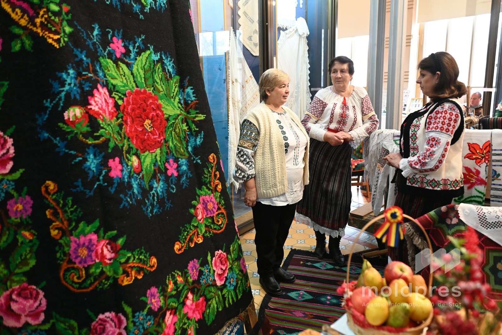 Женщины в традиционных молдавских вышитых блузках (ие) на выставке народных ремёсел. Фото: MoldPres